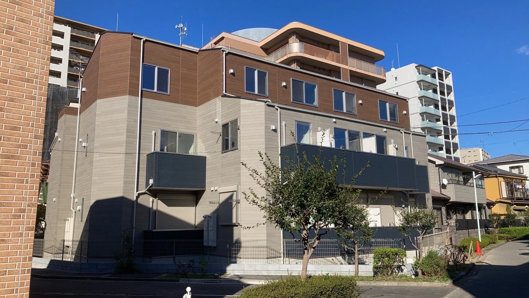 整地され収益不動産が建てられた敷地